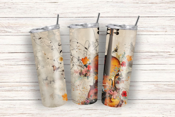 Drei Thermobecher mit elegantem Violin-Design, verziert mit floralen Mustern, Schmetterlingen und Musiknoten, nebeneinander auf einem weißen Holzuntergrund präsentiert. Perfekt für Musiker und Liebhaber klassischer Kunst.